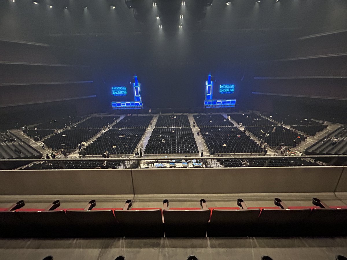 今日のKアリーナでは、Kアリーナクラブで取ったチケットでして、座席が5レベルのバルコニーシートでした。通常の席より座席の前後左右の間隔が広めにとってあるシートのほぼ真ん中でした。
常にステージ全景が見えて映像などの演出も全て見れました😊