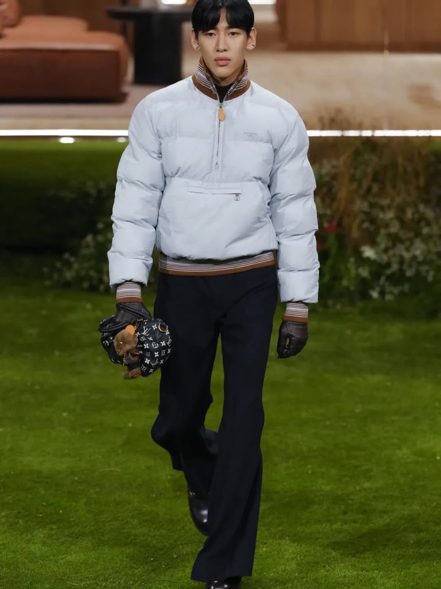 Waraken97's tweet image. เดินทางต่อไปที่ 2.1M นะคะพี่สุดหล่อ go🕺🏼🕺🏼

#BamBam #뱀뱀
#LVMenFW26 #LouisVuitton 
#BamBamxLVMenFW26
@BamBam1A @LouisVuitton