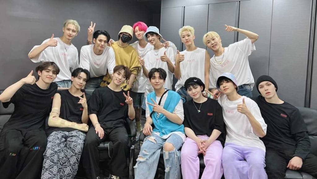 mogumogujk_bts's tweet image. キラッキラのセブチの皆さんの中に通常運転のややダサ目な私服で来たジョングク混ざってるこの写真好きすぎる😂（愛）