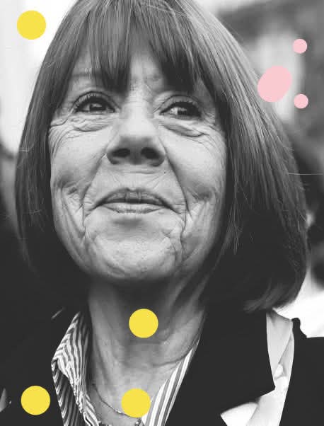 Durante cincuenta años creyó conocer al hombre que dormía a su lado.
Luego, la policía le mostró lo que había estado haciendo mientras ella dormía.

Gisèle Pelicot llevaba una vida que muchos describían como ejemplar. Medio siglo de matrimonio con Dominique. Tres hijos. Nietos.