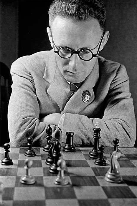 «Un giorno chiesero a un campione del mondo di scacchi, Michail Botvinnik, quale fosse il segreto dei suoi incredibili successi. La risposta fu: vi sembrerà deludente, ma innanzitutto cerco di fare meno errori possibile».

Giorgio Fontana - Morte di un uomo felice 
Sellerio