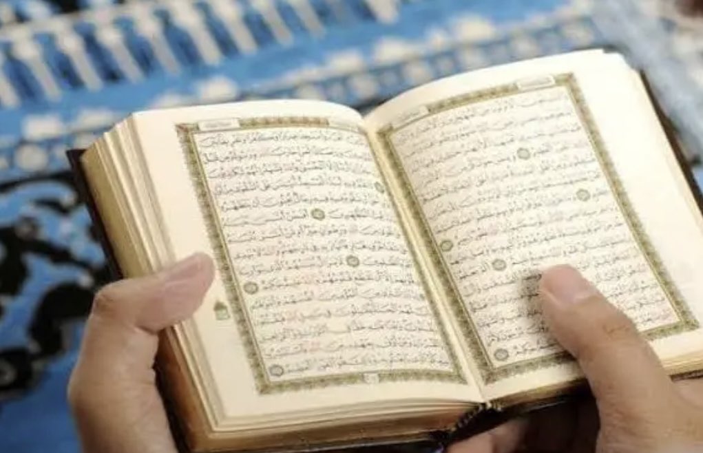 أنا مالقيت أبرك من قرائة القرآن
وأخص الفجر لاصرت في معزل لحالك
تغشاك من تقراه رحمه من الرحمن
وشعور الطمأنينه وتتغيّر أحوالك
وتَدبّر معانيّه يزيدك تقى وإيمان
فوين أنت ياللي مشغلك عنْه جوّالك
 يالإنسان ساعات العمر غالية لثمان
إلى وين وأنت مطاول الوقت بإهمالك