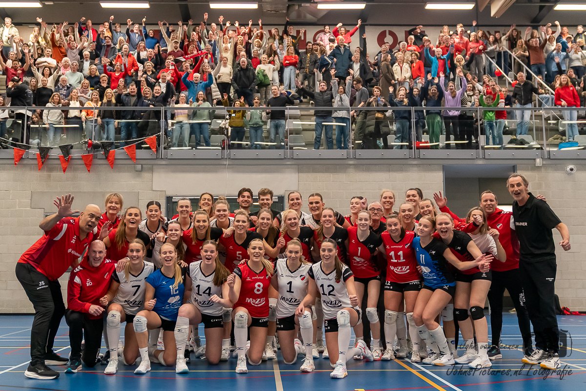 De link naar de fotoreportage door John van Geenen van het bekerduel tussen Kalinko en Apollo 8 staat nu op Vizier op Volleybal. Veel kijkplezier.
vizieropvolleybal.nl/fotoreportage-…