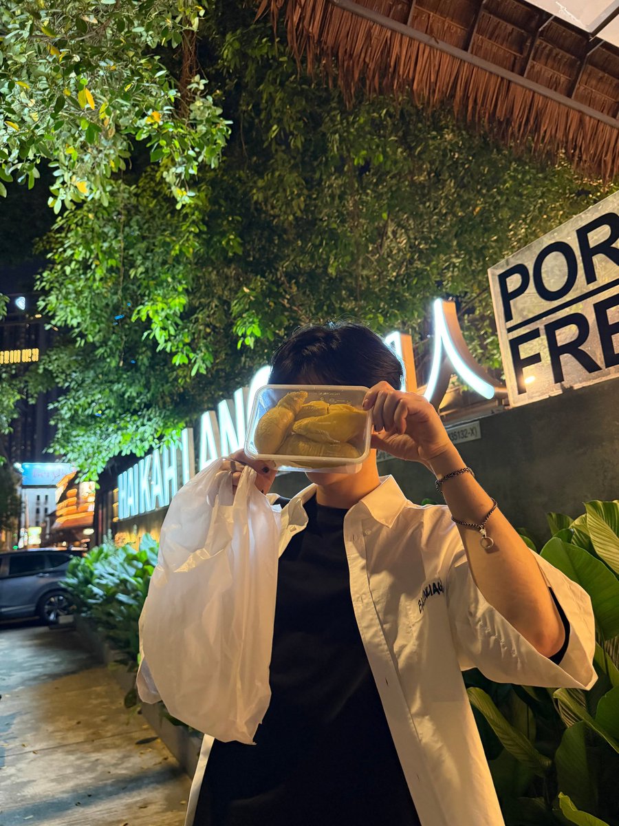 littleprinceke1's tweet image. WDYM he dropped THREE whole photos during his Malaysia holiday??? Yeah, Zhang Hao definitely loves Malaysia and he’s coming back for sure 🤣🤣🤣