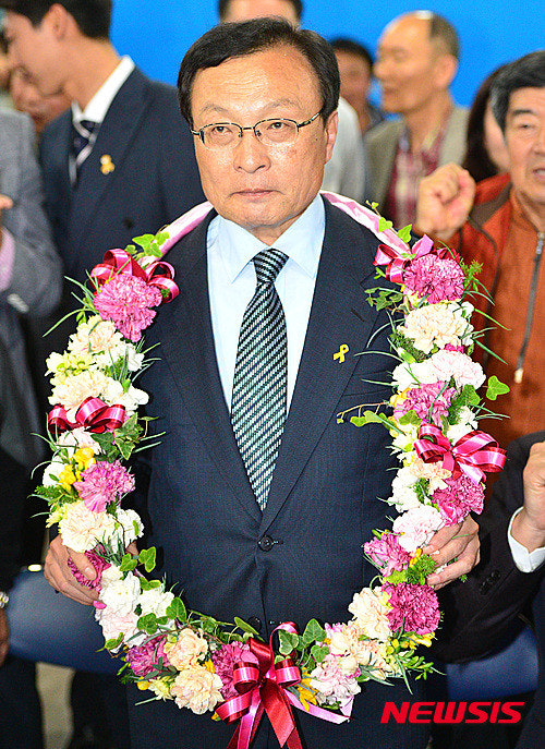 여러분 그거 앎.?

이해찬 전 총리님의 7선이 어떻게 완성 되었는지.?

김종인 비대위원장이 공천에서 이해찬 전 의원을 탈락시키자, 탈당해서 세종시에서 무소속으로 고군분투하여 7선으로 당당히 당선되셨다는.

민주당 오랜 지지자분들은 다 아는 것일테지만 저는 이번에 알았습니다.
사진에서 정말