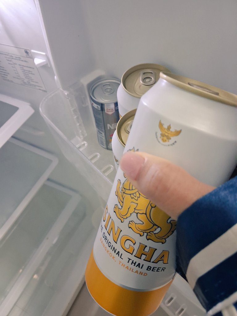 ชีวิตอย่าไปซับซ้อนมาก😁
กินข้าวให้มีแรง คอแห้งก้อแค่เปิดเบียร์🥃🍺