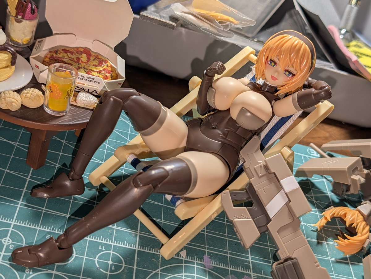 smoking_pistol's tweet image. くつろぎやがってコイツ……