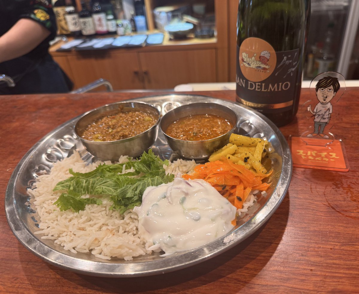 最後は料理教室でも習った四川麻婆豆腐とお二人のシェフによるカレーライスでしめました。
カレーライスの後ろにあるボトルは、同じ時間帯に来ていたお友だちさんが入れたボトルにサインをもらっていた内の1本をいただきました。マジで感謝です。大切に飾ります。