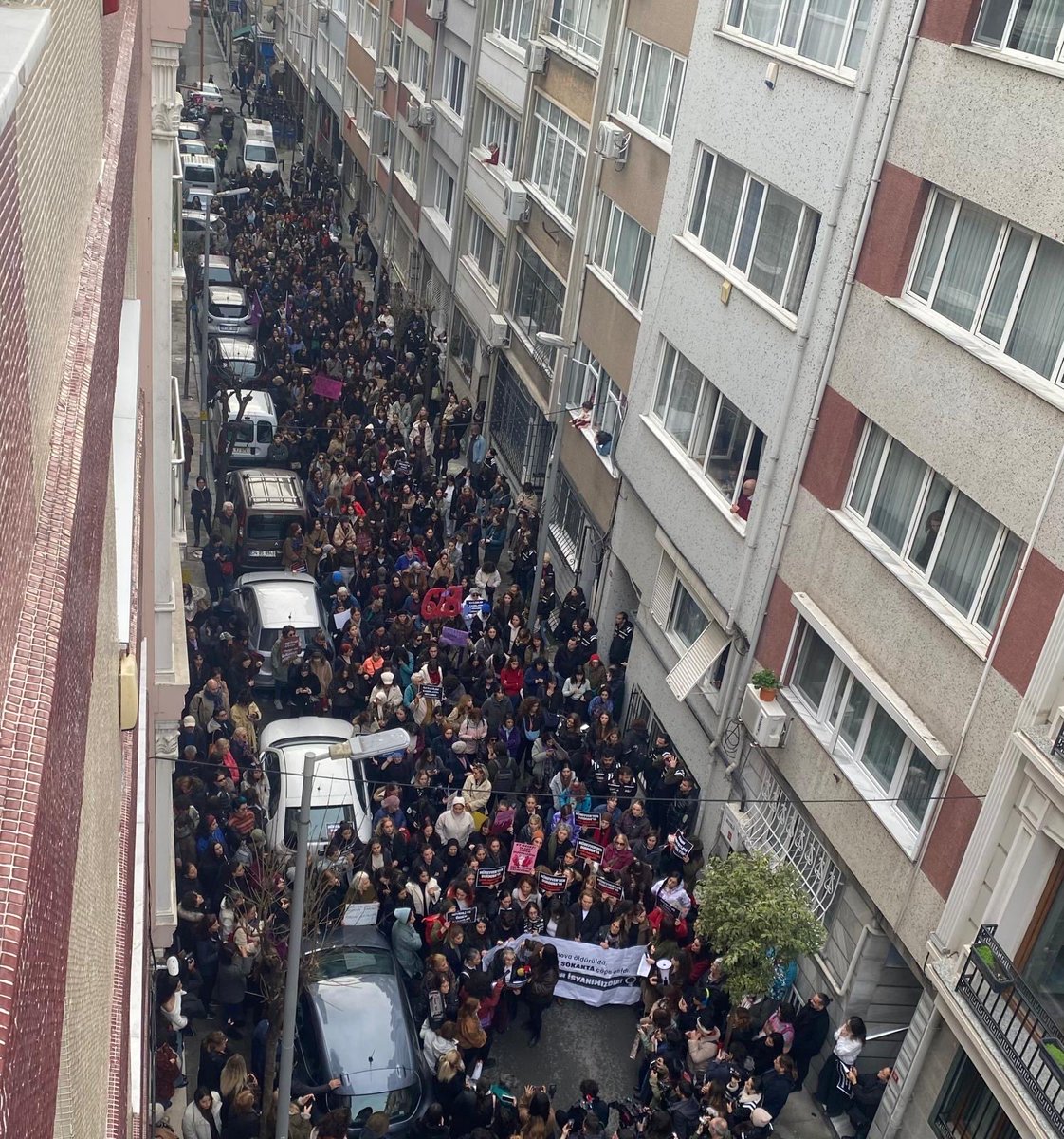 feminist_isyan's tweet photo. Bugün feminist isyanımızla Osmanbey’den Durdona Khokimova’nın parçalanmış bedeni bulunduğu Kuyulubağ sokağa yürüdük.

Hayatlarımız için, birbirimiz için erkek şiddetine, devletin kadın düşmanı politikalarına, patriyarkaya karşı mücadele etmeye devam edeceğiz. https://t.co/8WM40QGT0p