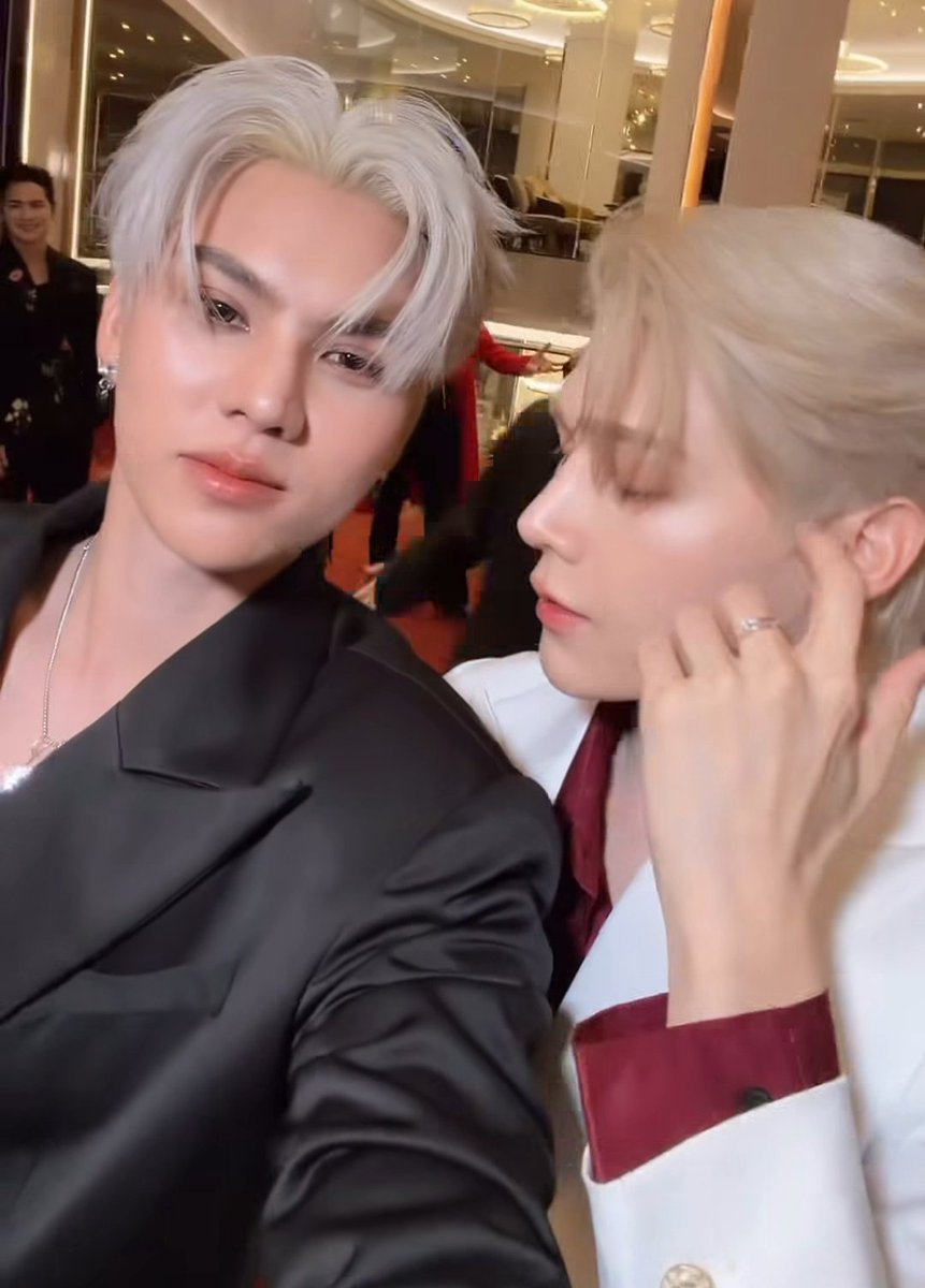 bxxmiexo's tweet image. The best way to show off your ring: show off your boyfriend too. 💖

#PEATCHYDAY