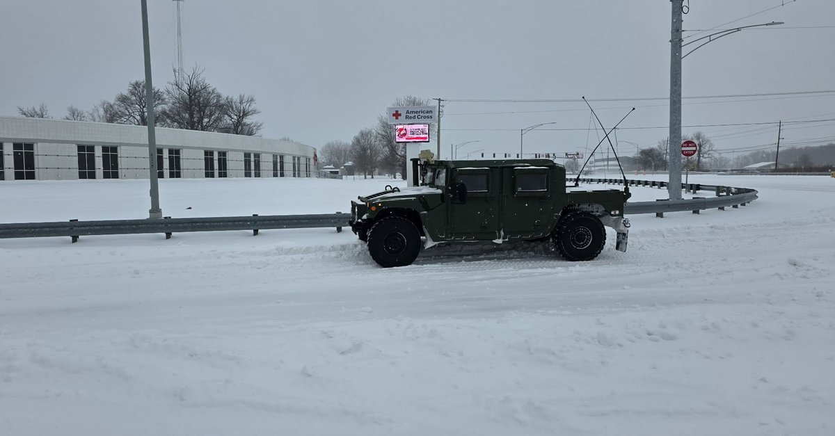 EvansvilleWatch's tweet photo. Thank you, Indiana National Guard!🫡 ❤️

They’re currently patrolling the Lloyd Expy and helping stranded motorists. Seen here arriving on scene to help a citizen in need… caught them in action! 

Absolute heroes. We appreciate you!

#ewatch

Service powered by Southwestern Behavioral Healthcare