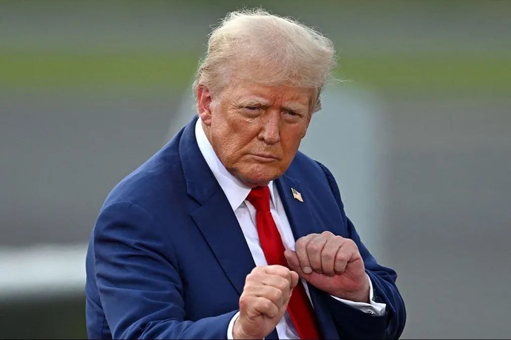 OlenaRohoza's tweet image. Just a few days ago, he desperately, vitally needed Greenland. Without Greenland, life supposedly lost all meaning for him, and he kept issuing Europe one unconditional ultimatum after another: hand over Greenland peacefully, or I’ll take it by force — the logic of a rapist,…