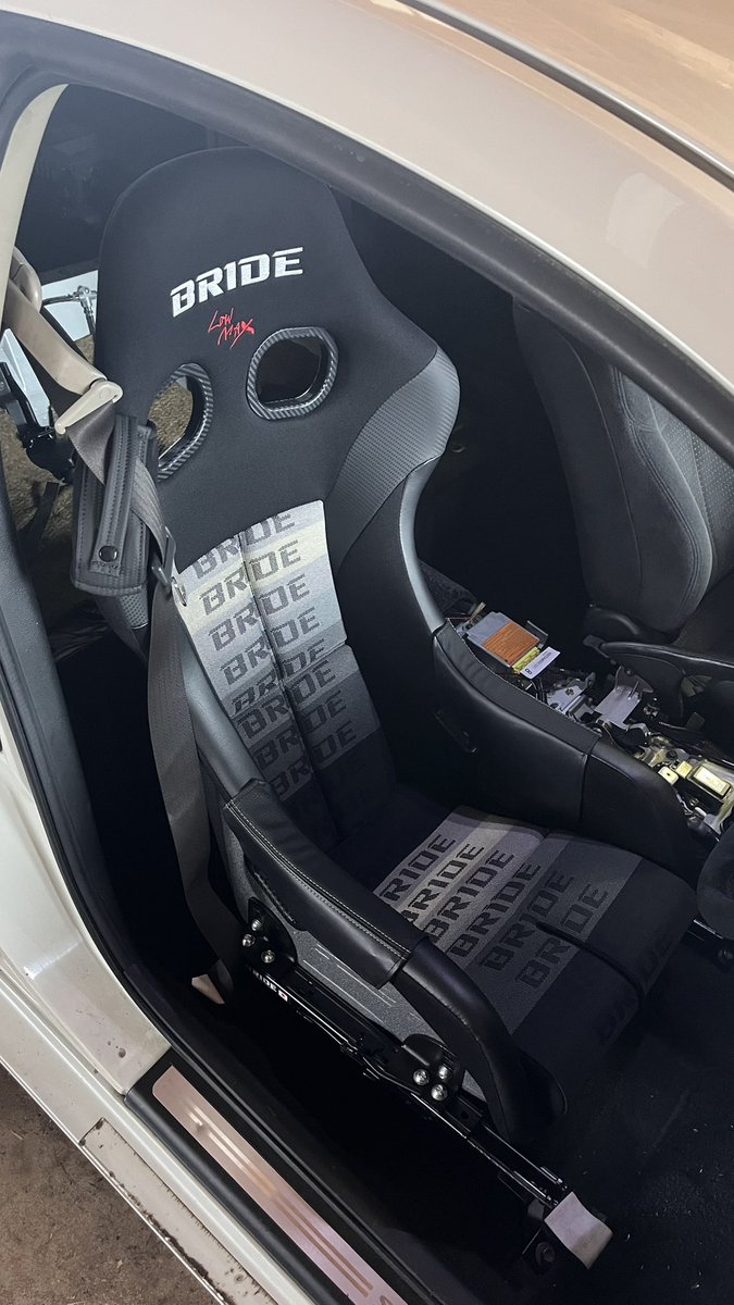 ZETA IV入れました！
前出すと油圧サイドのブラケットに当たっちゃう😅
新しい物入れると次から次へと問題が出てくる笑すんなり付いた試しがない笑