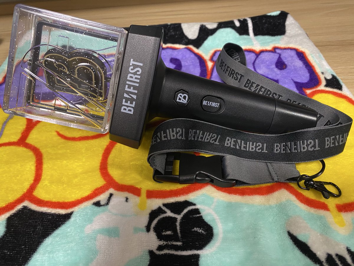 kiyo_besty's tweet photo. 私のペンラちゃん！
お疲れ様でした！
これからはインテリアとして そして鈍器として 停電時に活躍して欲しい…
今までありがとう😭

#HelloMyBESTY2 https://t.co/ZkzYQKz5GE