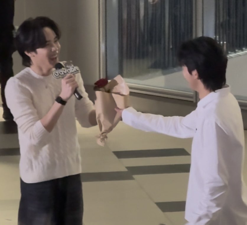 ongleerung's tweet image. มีคนให้ดอกกุหลาบกันค่าา 😭🌹
คู่ชิปเราเหมาะสมกันมาก รู้สึกภูมิใจ

ㅠㅠㅠㅠㅠㅠㅠㅠㅠㅠㅠㅠㅠㅠㅠㅠㅠ
ㅠㅠㅠㅠㅠㅠㅠㅠㅠㅠㅠㅠㅠㅠㅠㅠㅠ

FIRST FANSIGN WITH SURFJAVA
#สนามอ่านเล่น2026xSurfJava
#SurfJava #swensurf #javabh