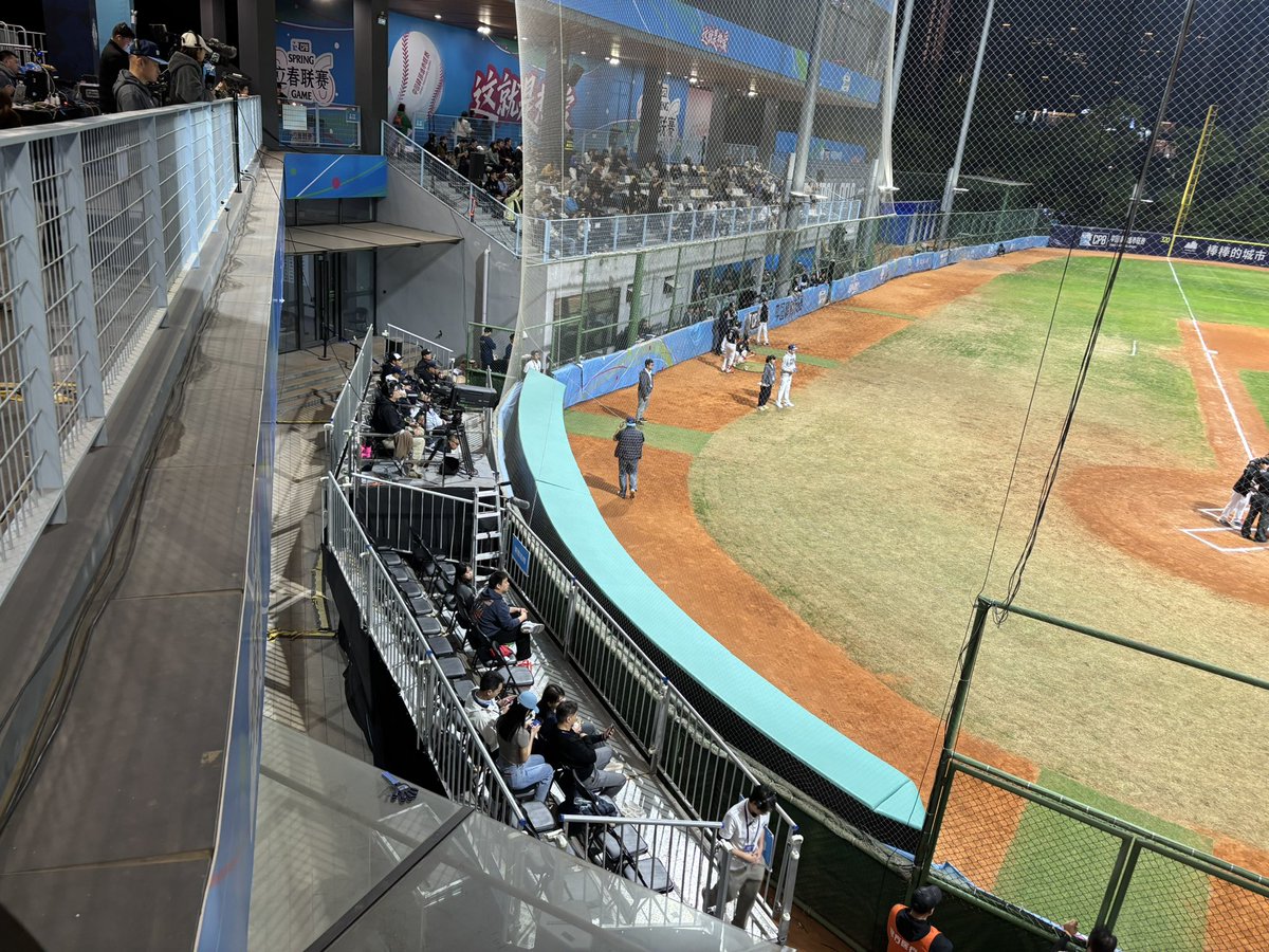 中継の様子。バックネット真裏グランド・スタンドに中継陣が陣取り、適宜スタジアム内を回りながらファンを撮影してる。中継映像がちゃんとしてたから驚かないけど、ここまでやれるのは本当に凄い。