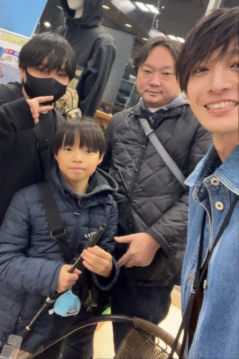 公私共にお世話になり倒している先輩親子と釣具屋へ。
去年から釣りにハマっているご子息兄弟に少し遅いお年玉として、サオとリールと用品のセットをプレゼント🎣
春が楽しみだね！(いちばん楽しみなのは多分ぼく)