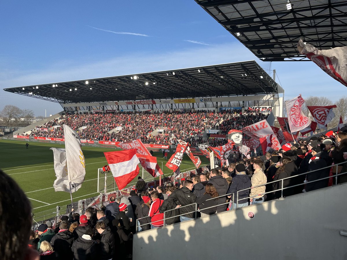 Gisteren Rot Weiss Essen-TSV Havelse bezocht. 4-1 voor de thuisclub, maar de laagvlieger uit Havelse speelde een groot deel van de wedstrijd beter dan Essen. Essen had echter een uitstekende doelman en was zelf erg effectief. 3 goals van Marek Janssen.  #RWEHAV