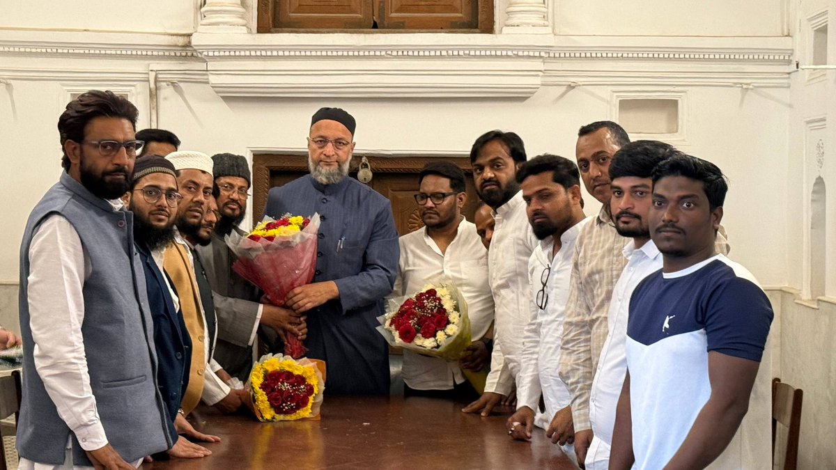 aimim_national's tweet photo. झारखंड के पाकुड़ विधानसभा क्षेत्र के पूर्व विधायक जनाब अकील अख्तर साहब ने दरुस्सलाम, हैदराबाद में बैरिस्टर @asadowaisi साहब की मौजूदगी में AIMIM पार्टी की सदस्यता ग्रहण की।
इस मौके पर झारखंड प्रदेश अध्यक्ष जनाब मोहम्मद शाकिर साहब, प्रदेश महासचिव (संगठन) महताब आलम साहब, प्रदेश महासचिव इंतिख़ाब अंसारी साहब, प्रदेश कोषाध्यक्ष (state treasurer) कैसर इमाम साहब और कोल्हान प्रमंडल प्रभारी सालिक़ जावेद साहब ने जनाब अकील अख्तर साहब का गर्मजोशी के साथ AIMIM परिवार में इस्तिक़बाल किया।
जनाब अकील अख्तर साहब के AIMIM परिवार में शामिल होने से झारखंड में ग़रीबों, मज़लूमों, पिछड़ों और अल्पसंख्यकों की आवाज़ और ज़्यादा मज़बूती के साथ बुलंद होगी।