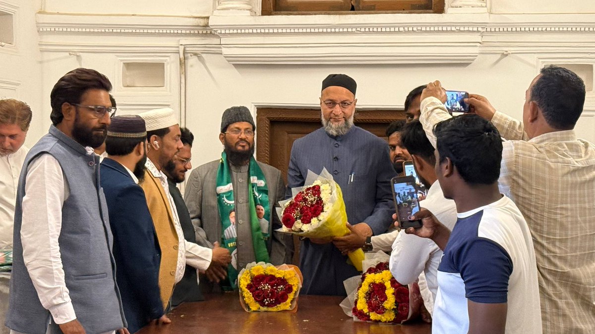 aimim_national's tweet photo. झारखंड के पाकुड़ विधानसभा क्षेत्र के पूर्व विधायक जनाब अकील अख्तर साहब ने दरुस्सलाम, हैदराबाद में बैरिस्टर @asadowaisi साहब की मौजूदगी में AIMIM पार्टी की सदस्यता ग्रहण की।
इस मौके पर झारखंड प्रदेश अध्यक्ष जनाब मोहम्मद शाकिर साहब, प्रदेश महासचिव (संगठन) महताब आलम साहब, प्रदेश महासचिव इंतिख़ाब अंसारी साहब, प्रदेश कोषाध्यक्ष (state treasurer) कैसर इमाम साहब और कोल्हान प्रमंडल प्रभारी सालिक़ जावेद साहब ने जनाब अकील अख्तर साहब का गर्मजोशी के साथ AIMIM परिवार में इस्तिक़बाल किया।
जनाब अकील अख्तर साहब के AIMIM परिवार में शामिल होने से झारखंड में ग़रीबों, मज़लूमों, पिछड़ों और अल्पसंख्यकों की आवाज़ और ज़्यादा मज़बूती के साथ बुलंद होगी।
