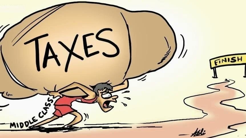 GST ek indirect tax hai.
Indirect ka matlab:
Hum seedha government ko nahi dete,
par cheez kharidte waqt bill mein jud jaata hai.
Roz ki zindagi mein GST kahan lagta hai?

Doodh packet / biscuit
Mobile &amp; internet bill
Restaurant ka khana
School bag, notebooks
Medicines (kuchh pe