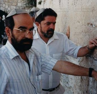 Ah, mas o Flávio Bolsonaro foi no Muro das Lamentações em Israel. Amigo, o Lula também já foi. Ir no Muro não muda a vida do povo, o que muda é ganhar a eleição e fazer Programas sociais igual o Lula faz e não tentar dar golpe igual Bolsonaro fez.