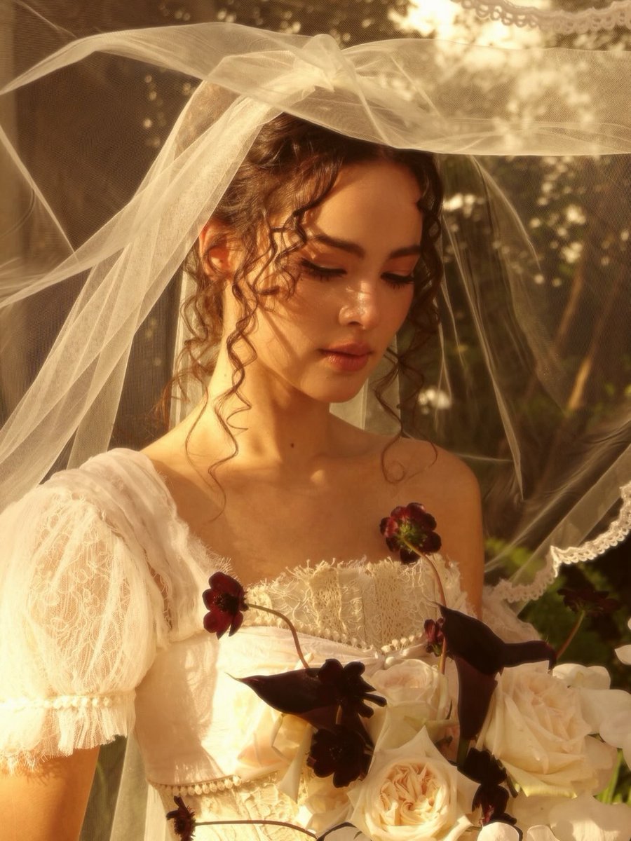 ameena_is_happy's tweet image. พี่ญ่าเหมือนนางเอกที่หลุดมาจากนิยายฝรั่งเล่มใดเล่มหนึ่งเลย คนบ้าอะไรวุ้ย โคตรสวย เซ็กซี่ แล้วก็น่ารักได้ในเวลาเดียวกัน