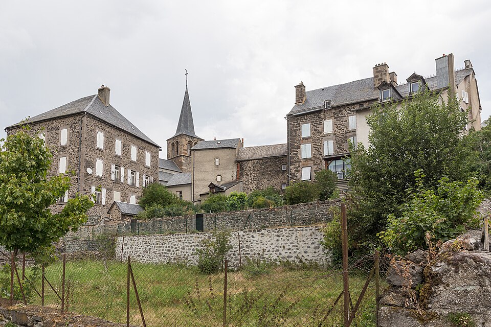 VIEUILLEJCharle's tweet photo. L'Âme de la ⚜️💒FRANCE💒🇲🇫
Fête de l'#Estive à #Allanche
Le temps d’un week-end, fin mai, le bourg d’Allanche prend des allures de fête à l’occasion de la transhumance des #VachesSalers vers les pâturages d’estives.
Un moment convivial, festif, et résolument #identitaire, ancré dans la #cultureLocale. Ce rendez-vous fait partie du paysage culturel du #Cantal. https://t.co/GgeiCED5oI