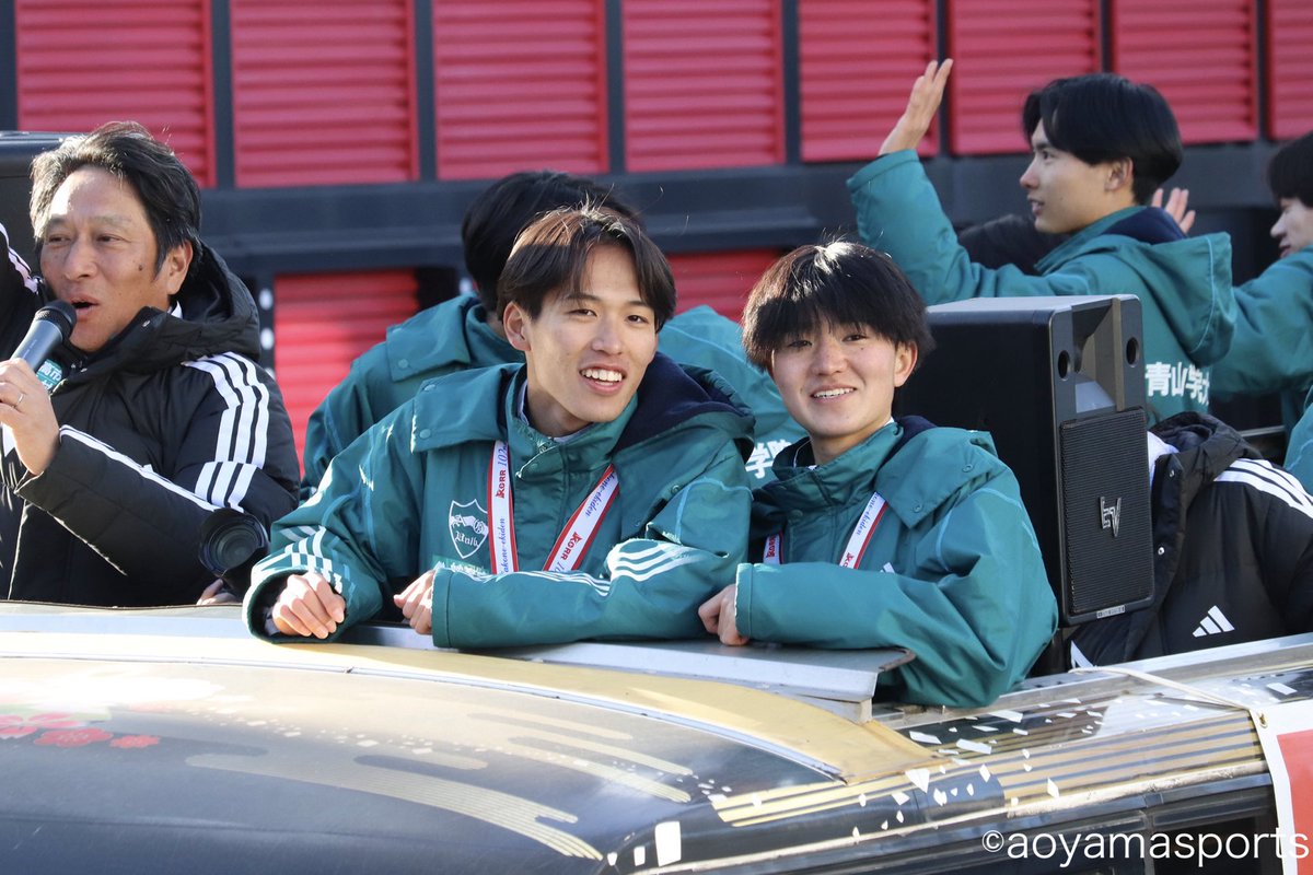 aosupo_rikujyo's tweet photo. #優勝パレード

1区 #小河原陽琉

#石川浩輝 と並び、笑顔を見せる小河原
沿道に #おてわらポーズ を見せる場面も見られました😊

#青学駅伝 #箱根駅伝 #優勝報告パレード #輝け大作戦 #おてわらおがわら https://t.co/6PjqB7PHz6