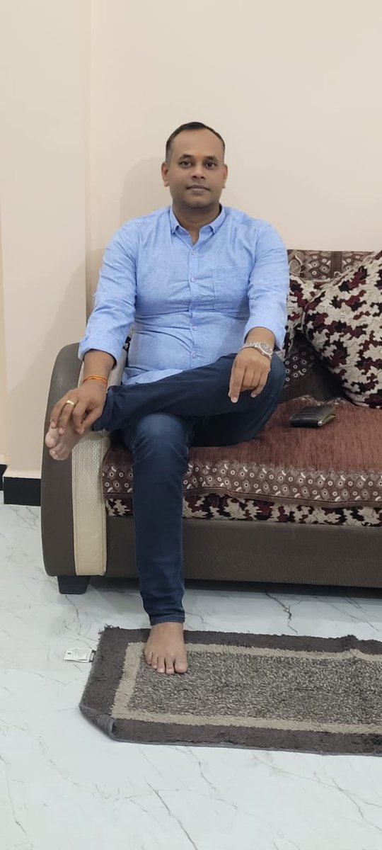 तुम गिराने में लगे थे तुमने  सोचा ही नहीं 
मैं गिरा तो मस'ला बन कर खड़ा हो जाऊंगा 

मुझे चलने दो अकेला है अभी मेरा सफर
रास्ता रोका गया तो काफिला हो जाऊंगा 

वसीम बरेलवी