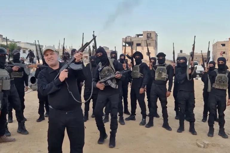 TheCradleMedia's tweet image. Cigarettes, weapons, medical evacuation: Gaza militias continue to operate against resistance with direct Israeli support
——
According to a detailed investigation by The Wall Street Journal, Israel continues to cooperate with armed Gaza-based militias and clans opposed to Hamas…