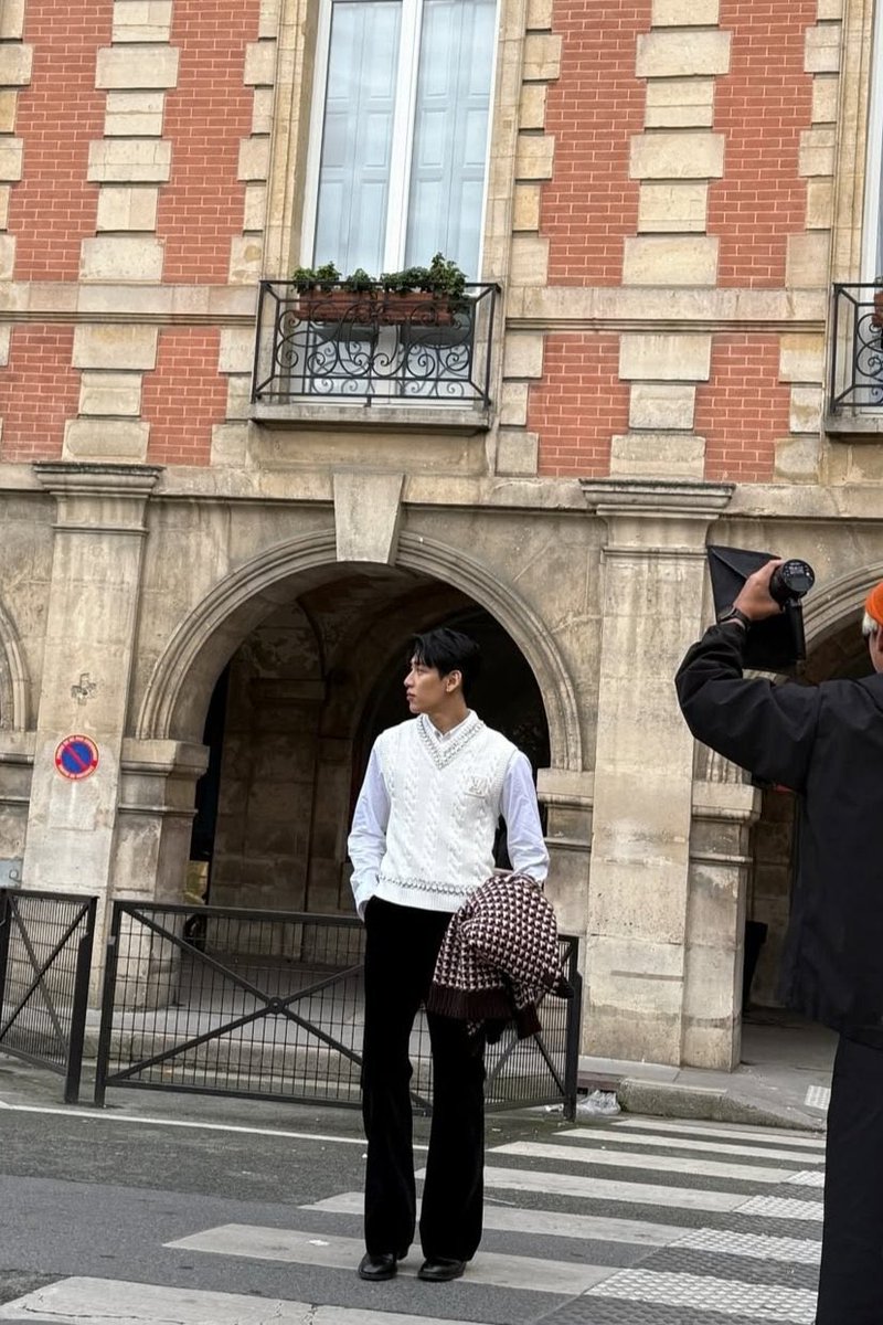 BamBamFandom's tweet image. BamBam looks like he stepped straight out of a fashion editorial. The monochrome palette with that subtle pearl detail on the vest is genius. Stunning!  
#BamBamxLVMenFW26
#BamBam #LVMenFW26 #LouisVuitton 
@BamBam1A @LouisVuitton