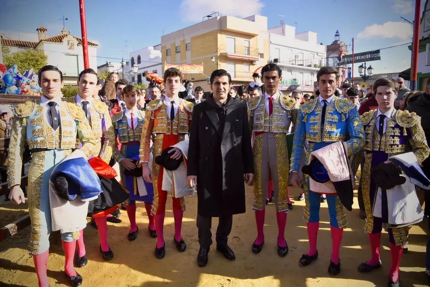 Los encierros de La Puebla del Río son una de esas fiestas que, al menos una vez en la vida, hay que conocer. La regresión a una España, no sé si mejor, pero sí diferente. La estampa que mejor ilustra aquello de festividad popular. No me atrevería a decir nada malo de Morante