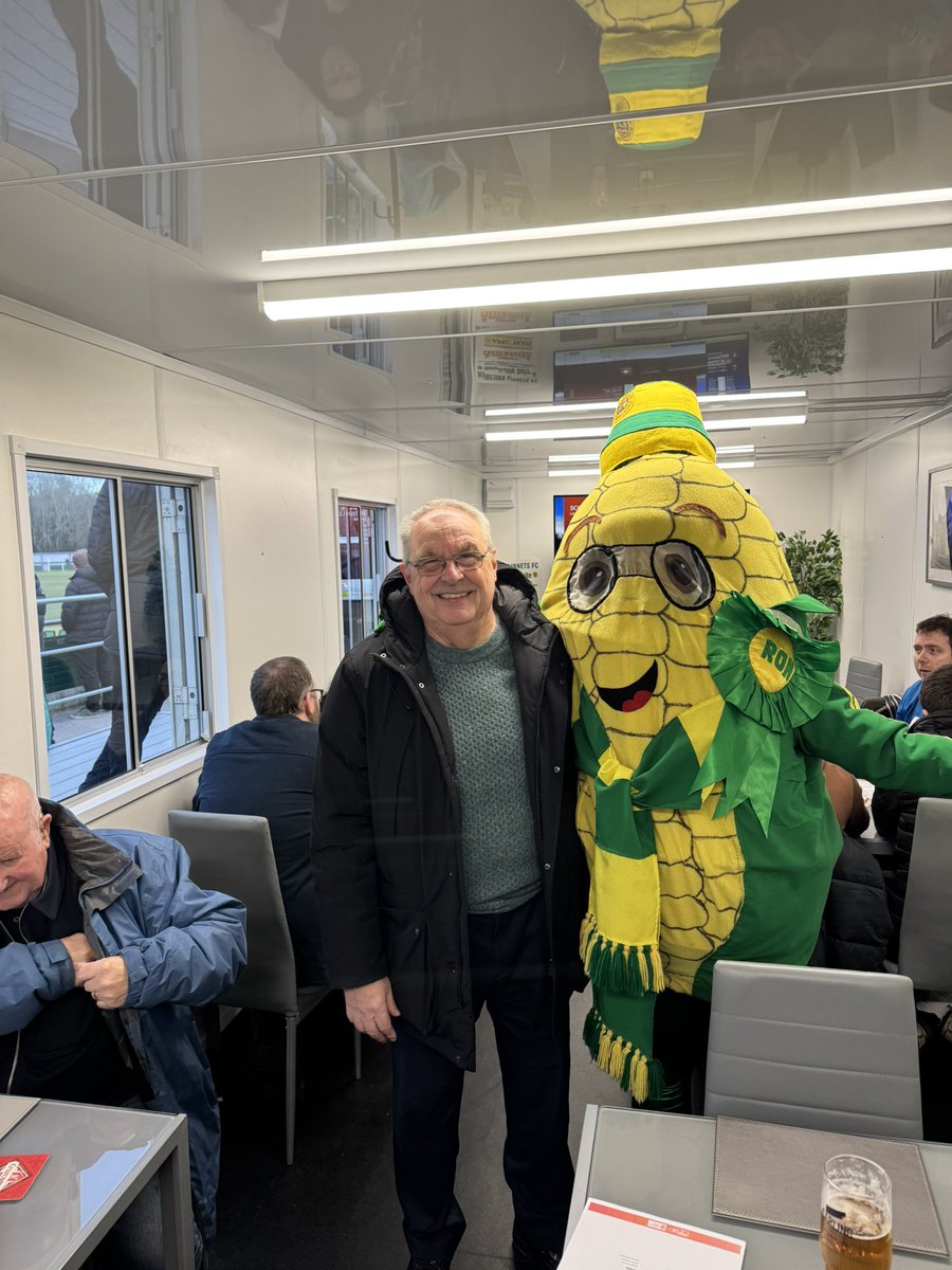 Had the best time in <a href="/RuncornLinnets/">Runcorn Linnets FC</a> hospitality thanks to <a href="/AngeMurphy11/">Ange Murphy</a> and <a href="/bluepaul0869/">Paul Riley</a> the most friendly and attentive hosts. The food was restaurant quality, the drinks flowed and every little touch down to yellow and green sweets makes it the perfect day out 🌽🟡🟢⚽️🥂🍺🍔
