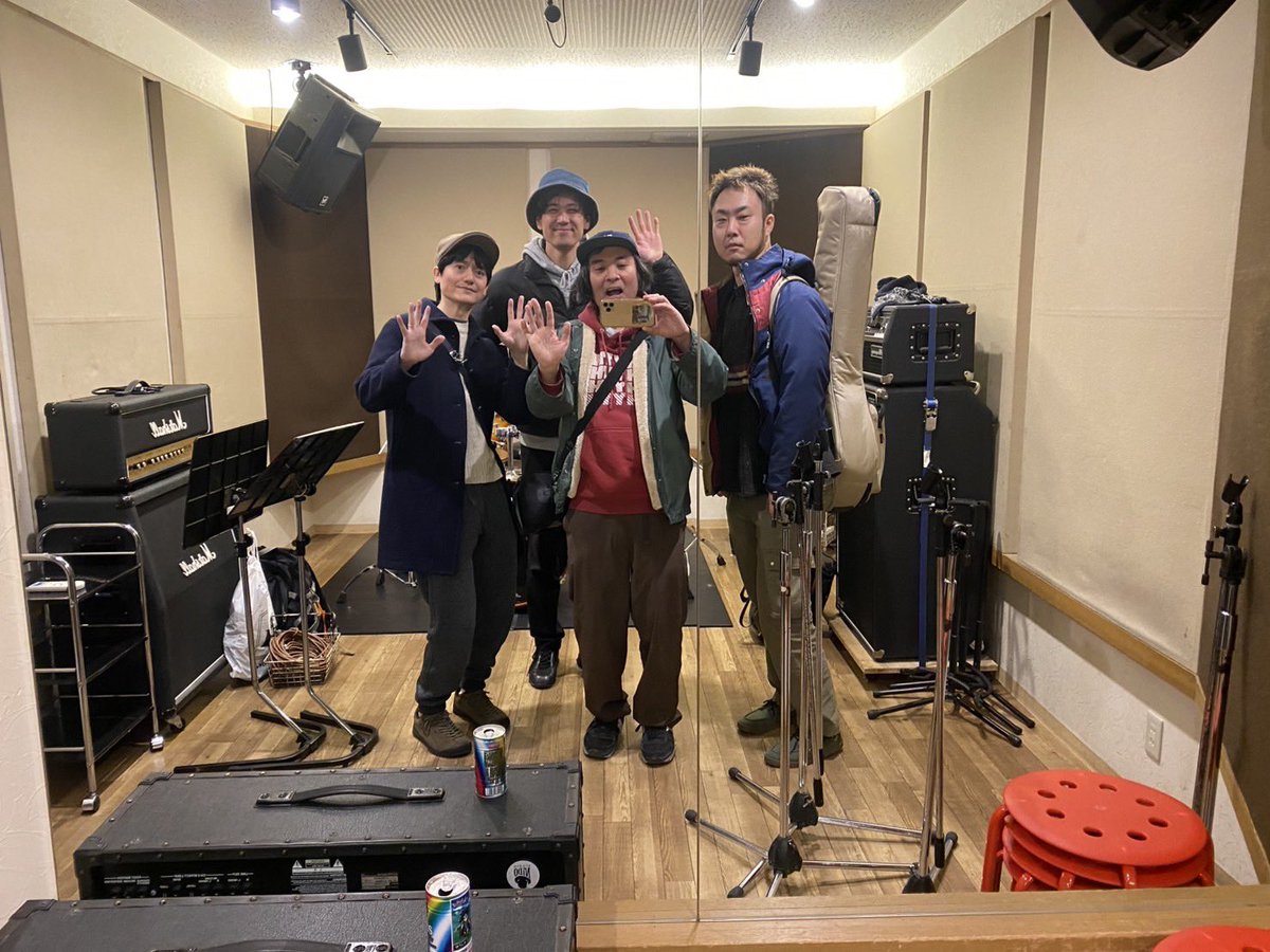 hisamitsu_house's tweet photo. 昨日は1/31に向けたリハに片想いのシラフさんが遊びにきて、当日の色々な構想を伺いつつワクワクしながらのリハとなりました！
今回ポニーのヒサミツ、サボテン楽団(バンジョー)、ひろしカスタム(パーカッション、コーラス)というレア編成！
皆様、1/31はにぎわい座に集合しましょう！！ https://t.co/qlnlPbcnFG