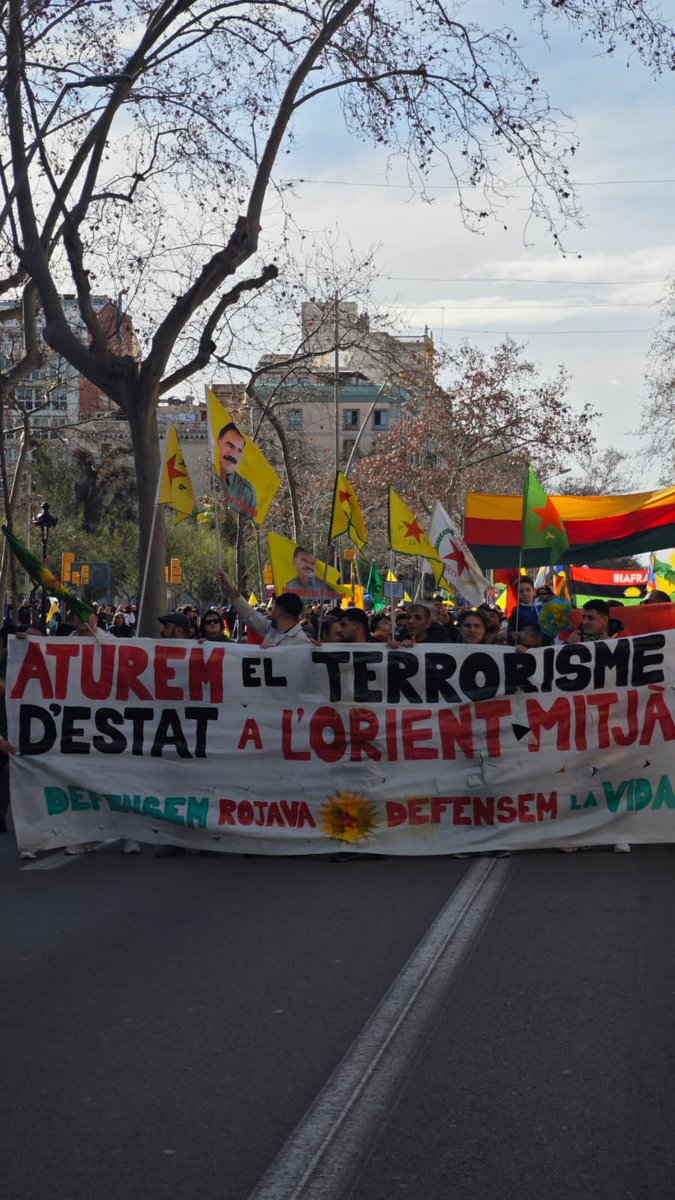 la_IAC's tweet photo. Manifestació a #Barcelona en suport del poble kurd.
Kobane és sota el setge dels gihadistes amb la col·laboració del règim sirià i turc i el silenci còmplice de la UE!
Defensem Rojava!
#RiseUp4Rojava #FightForKobane #WomenDefendRojava https://t.co/gePTDXIdDs