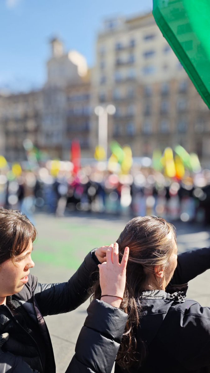 la_IAC's tweet photo. Manifestació a #Barcelona en suport del poble kurd.
Kobane és sota el setge dels gihadistes amb la col·laboració del règim sirià i turc i el silenci còmplice de la UE!
Defensem Rojava!
#RiseUp4Rojava #FightForKobane #WomenDefendRojava https://t.co/gePTDXIdDs