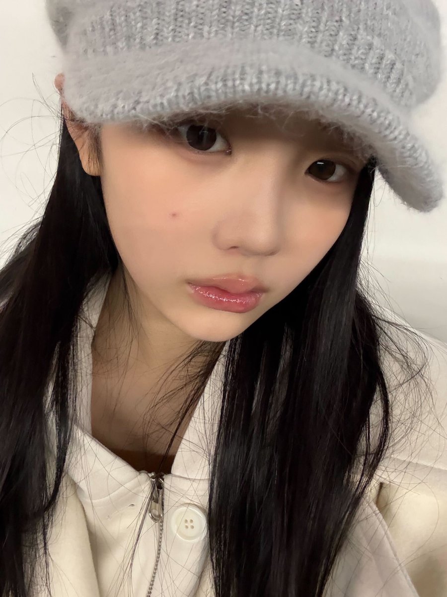 fromwonhee's tweet photo. 🐿️📸 260125 | 20:53 KST

“y/n~”
“hi~~”
“i’m in paris, france right now”
“><><”
“it’s been so long~~~~”
“it’s 12:55 here right now”
“hehe it must be evening in korea, right??”
“i got a pimple so i tried to pretend it was a beauty mark but failed..” https://t.co/VN5hFfc1Wt