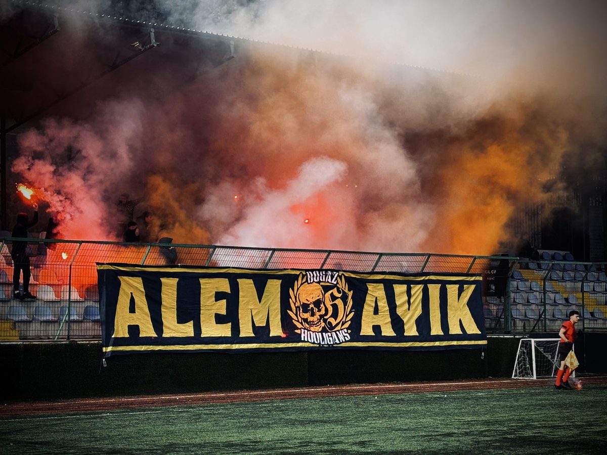 Yaşamasını bilene, Fenerbahçe her yerde… 

İstanbulspor - Fenerbahçe ( u-15 )
#BogazHooligans