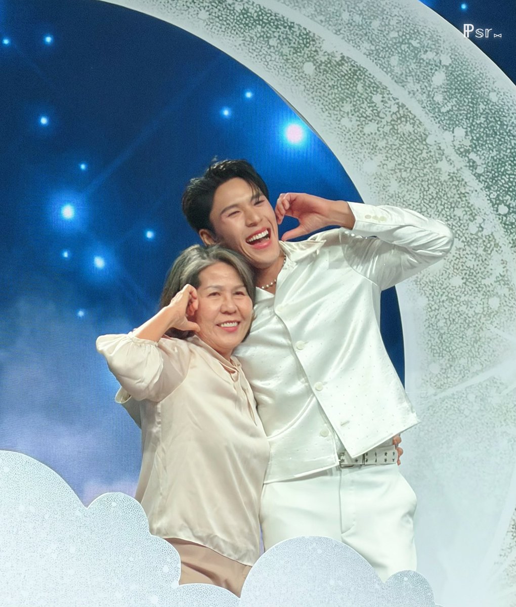OhSaraaa's tweet photo. คุณแม่ ลูกชาย คุณนายพังงา 🥰
งือออออ น่ารักม๊ากกกกกกก

PearlPeak To The Moon

#PearlPeak1stFanmeetingTH
#PearlPeak #เพิร์ลพีค https://t.co/Qjq1XRUUde