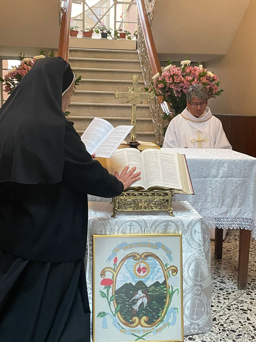 SAGRADOSHHSSCC's tweet photo. 𝐃𝐞𝐥𝐞𝐠𝐚𝐜𝐢𝐨́𝐧 𝐌𝐚𝐝𝐫𝐞 𝐎𝐥𝐢𝐯𝐚 𝐒𝐚́𝐧𝐜𝐡𝐞𝐳 𝐂𝐨𝐫𝐫𝐞𝐚
El 24 de enero en la ciudad de Bogotá, se celebró la posesión de la Hermana Ana Fanny Silva Carreño como superiora de la Delegación Madre Oliva Sánchez Correa de Colombia.😇
#Variara #HHSSCC https://t.co/LB9SBGXZak