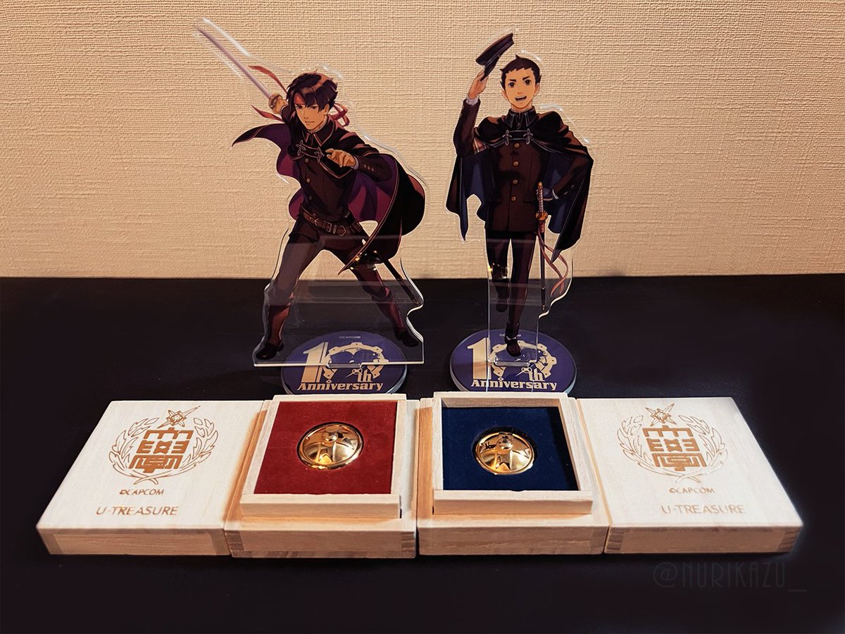 あの『帝都勇盟大學』制服の第二ボタン！が特製桐箱ケース入りでアクセサリーに！✨(監修ずみ）
■龍ノ介「あ！こんなところに無くしたと思っていた第二ボタンが！」
・・・一方その頃。
■亜双義「ん？こんなところにボタンが？‥‥アイツのではないか！まったくこまったオトコだ。」
#大逆転裁判