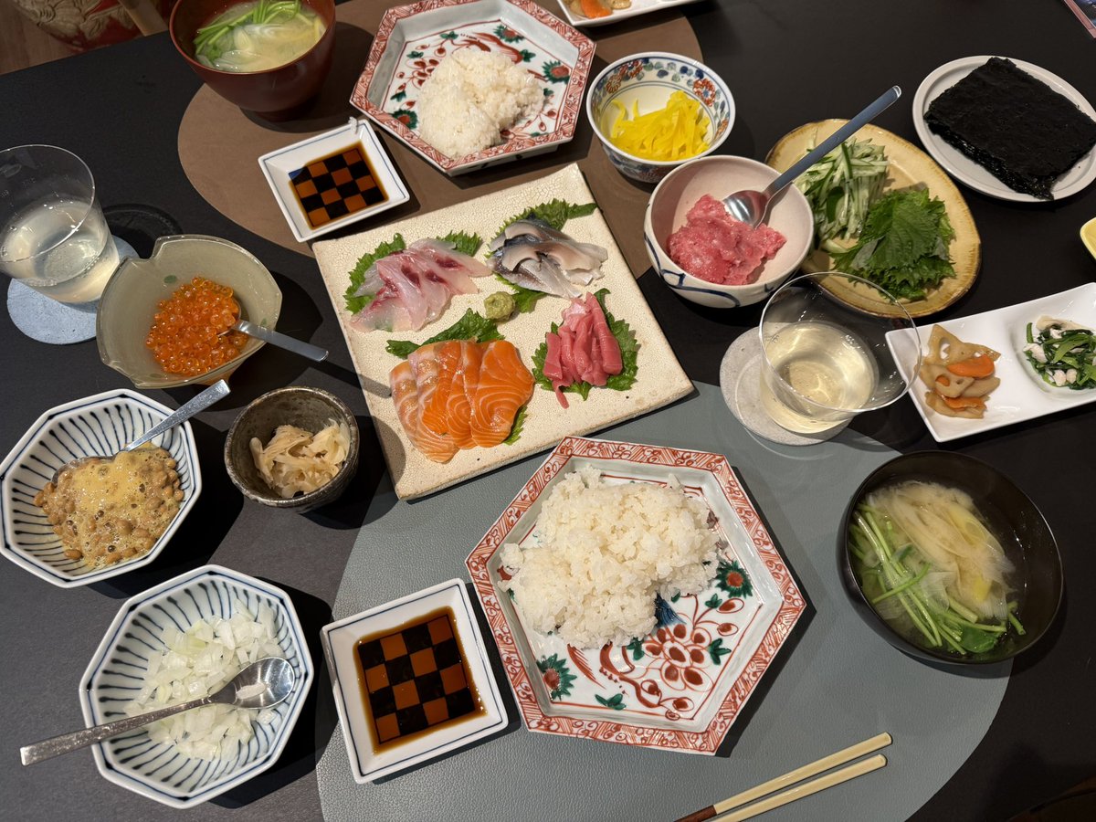 iddeee's tweet image. 手巻き寿司はガリ〆さば、玉ねぎのネギトロ、トロたくはマスト。