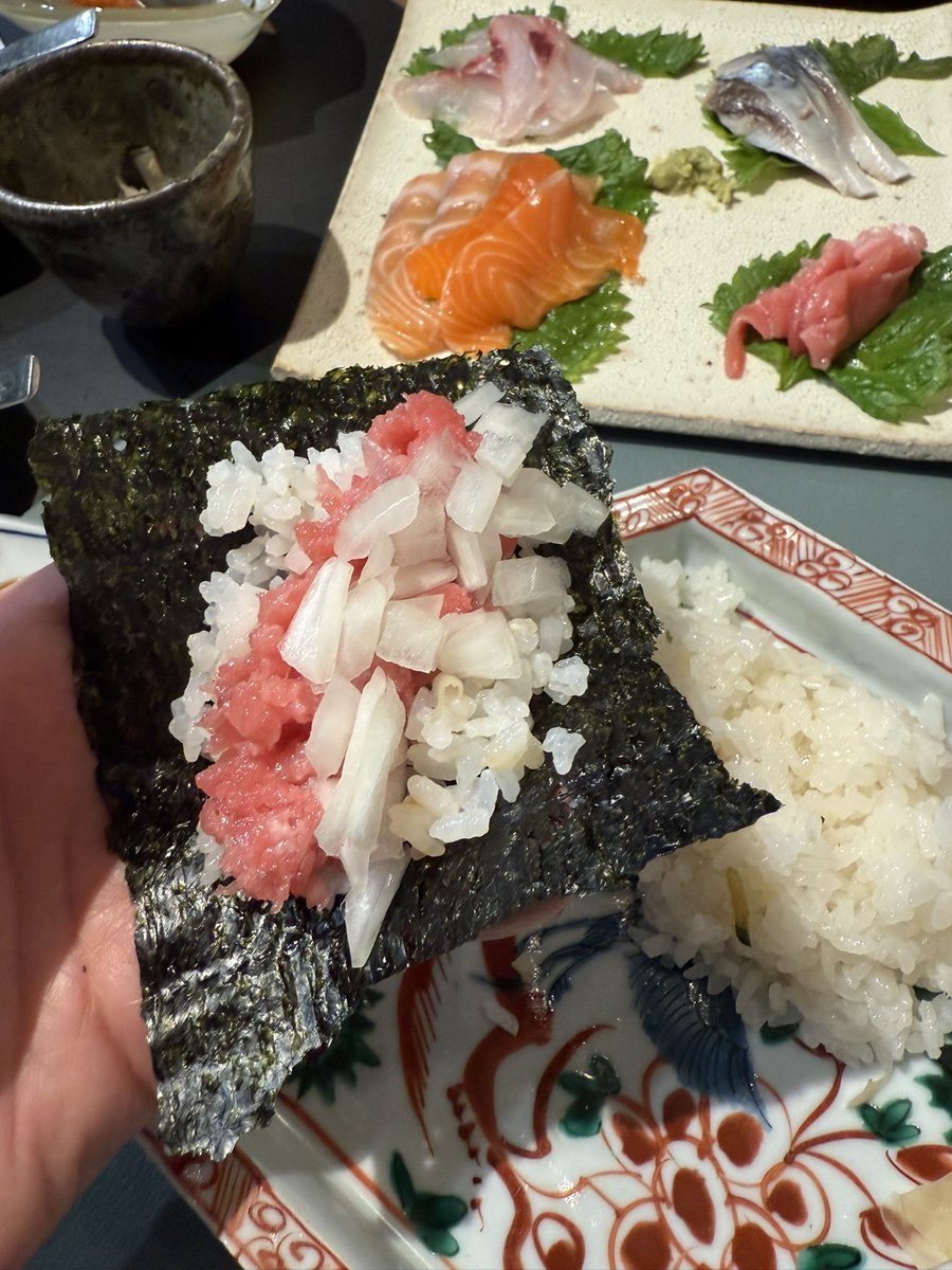 iddeee's tweet image. 手巻き寿司はガリ〆さば、玉ねぎのネギトロ、トロたくはマスト。