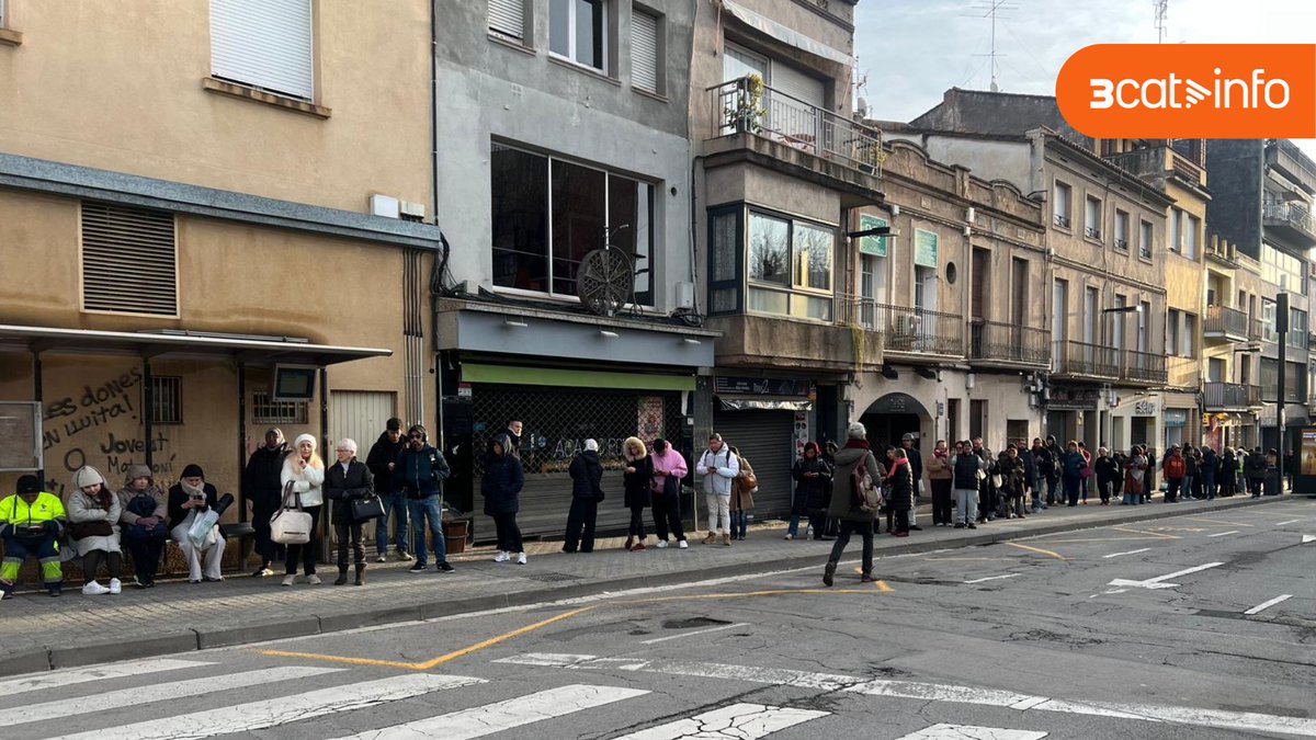 3CatInfo's tweet image. Més d'un centenar de persones feien cua aquest matí a Mataró per agafar el primer autobús cap a Barcelona 3cat.cat/3catinfo/moure…