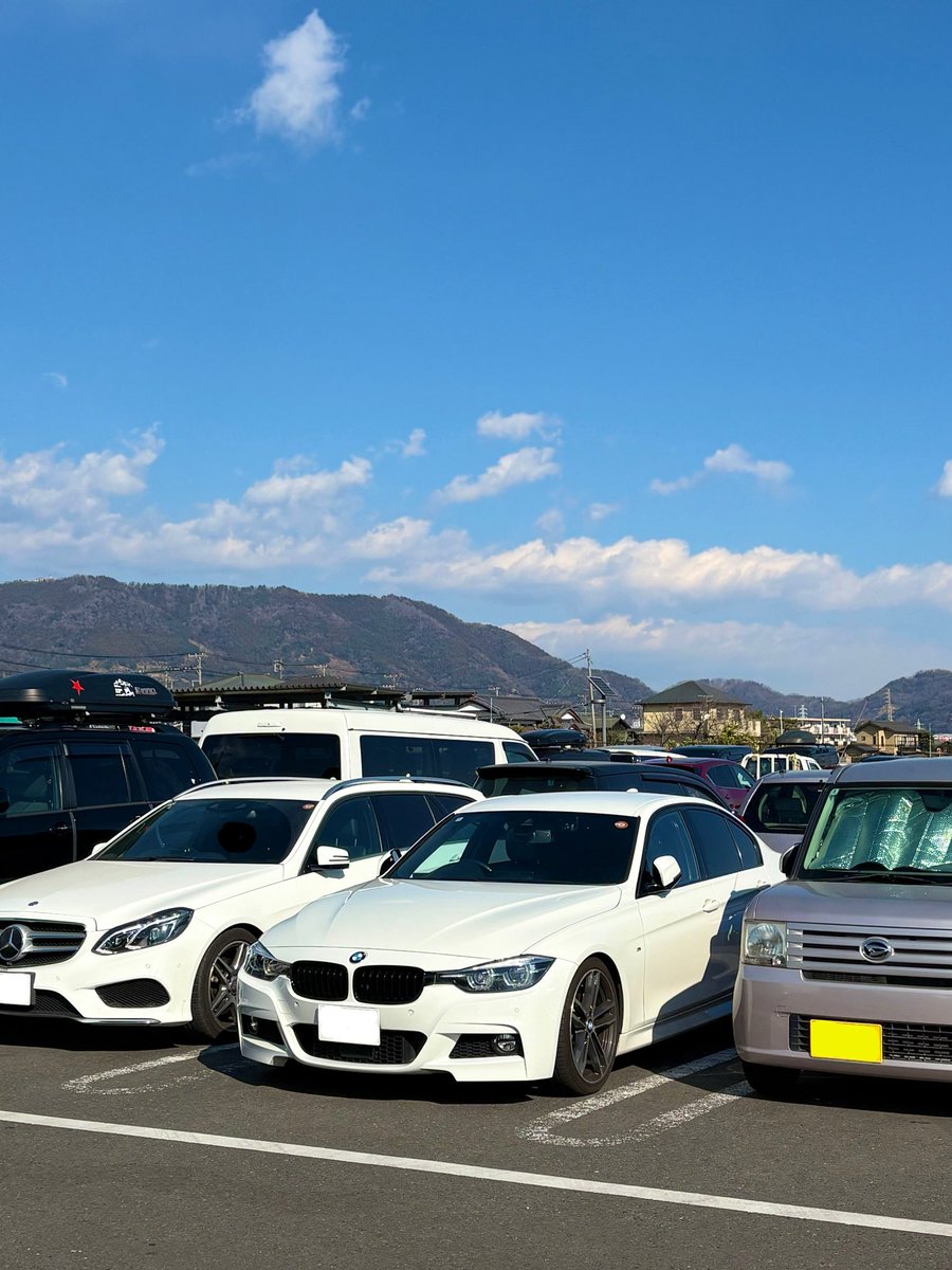 k_editionshadow's tweet photo. 土曜日は南足柄へ。
（雲が掛かっていましたが）富士山や周りの山々を眺めながらぼーっと過ごして、眠くなったら車で昼寝して、日頃のストレス発散です。
ヤマメの唐揚げが美味しかった。。。！ https://t.co/llpV5RoEpR