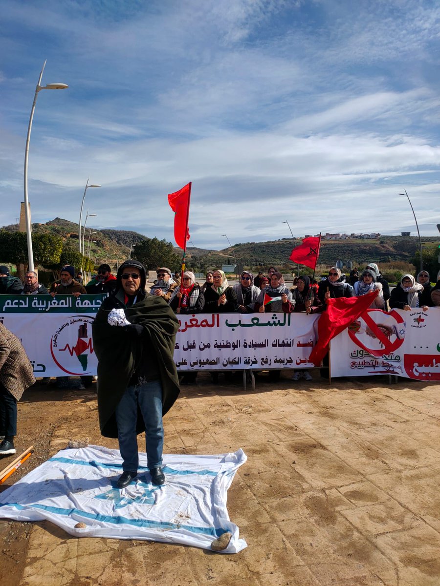 DerbSoltane's tweet photo. نظمت مجموعة العمل الوطنية من أجل فلسطين وقفة شعبية في المنطقة الحدودية المغربية الجزائرية بين الجراف ردا على انتهاك السيادة الوطنية برفع خرقة الكيان من طرف ص ه اينة قبل ايام https://t.co/wspAeB4NvA
