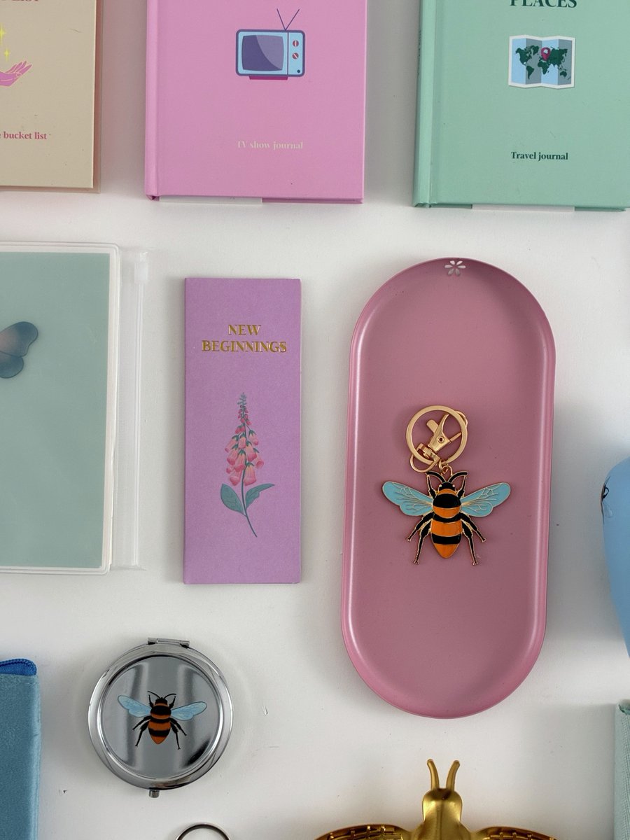 書くこと、しまうこと、身につけること。 何気ない日常の動作に