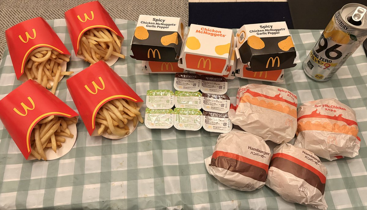 Barreload's tweet image. スパチキ無くなるらしいからマック行って買ってきた
今夜は1人でドカ食いする
