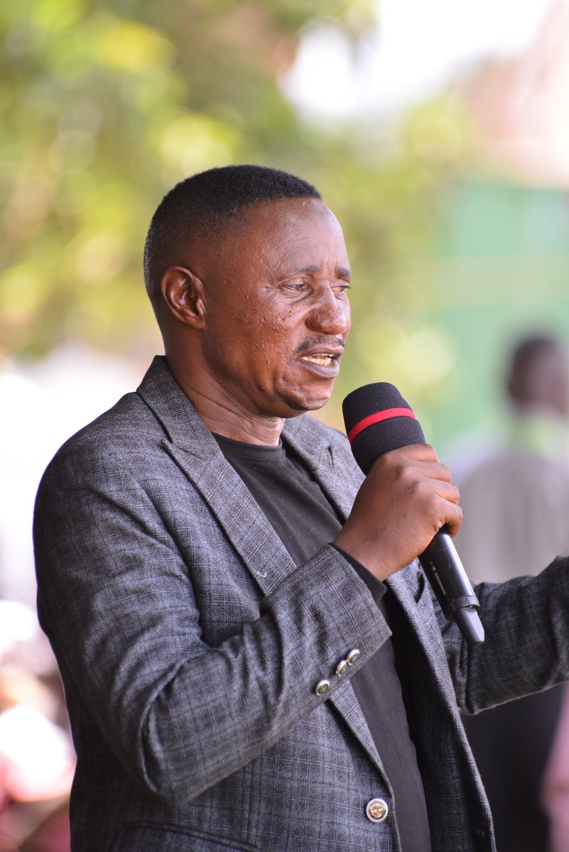 SaltTvUganda's tweet image. Pr Bujjingo alaze abakiriza eyali omukulu w'ekomera eyamukuuma nga bamusibye mụ komera olw'okubulira enjiri agamba nti musajja musiramu naye yamwagala n'amutaasa byonna ebyekomera #Thanksgiving